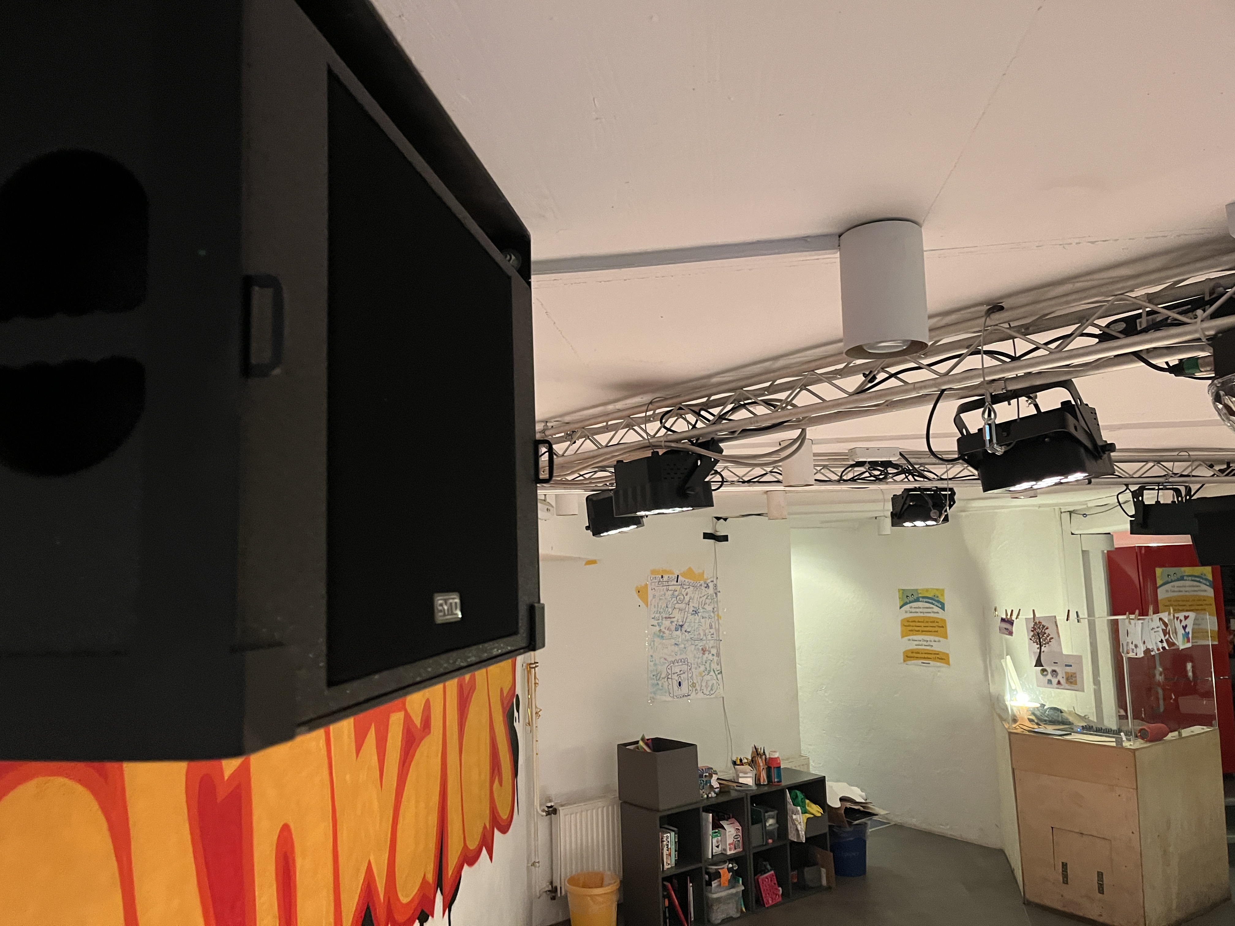 Fest installierte Veranstaltungstechnik in einer Eventlocation